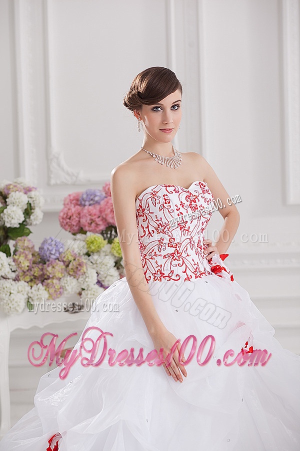 2016 Ball Gown Sweetheart Appliques and Pick ups Quinceanera Dress in White