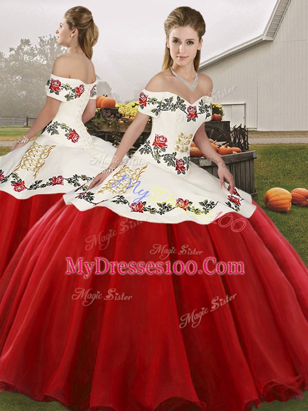 Traditional White And Red Lace Up Quinceanera Gowns Embroidery Sleeveless Floor Length