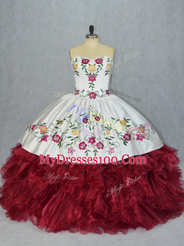 Dazzling White And Red Ball Gowns Sweetheart Sleeveless Organza Floor Length Lace Up Embroidery and Ruffles Quince Ball Gowns