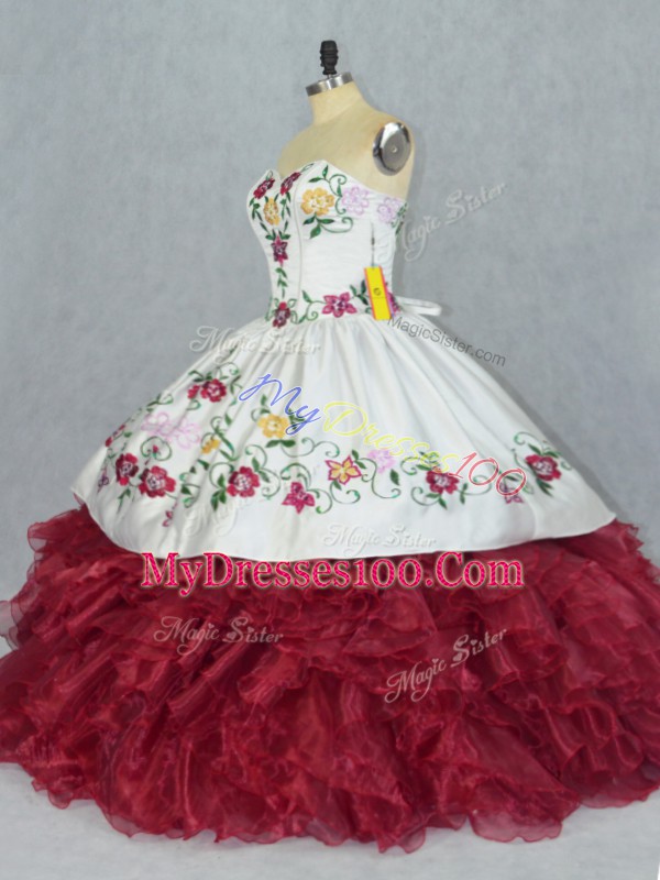 Dazzling White And Red Ball Gowns Sweetheart Sleeveless Organza Floor Length Lace Up Embroidery and Ruffles Quince Ball Gowns