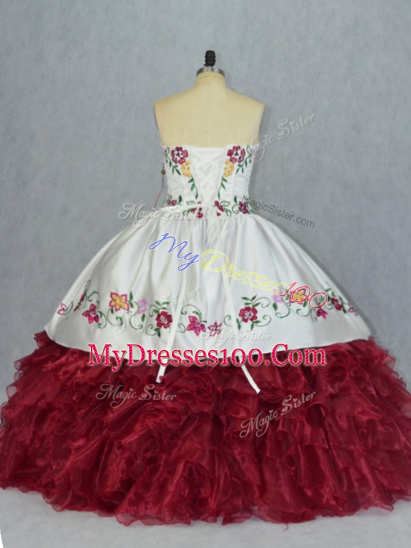 Dazzling White And Red Ball Gowns Sweetheart Sleeveless Organza Floor Length Lace Up Embroidery and Ruffles Quince Ball Gowns