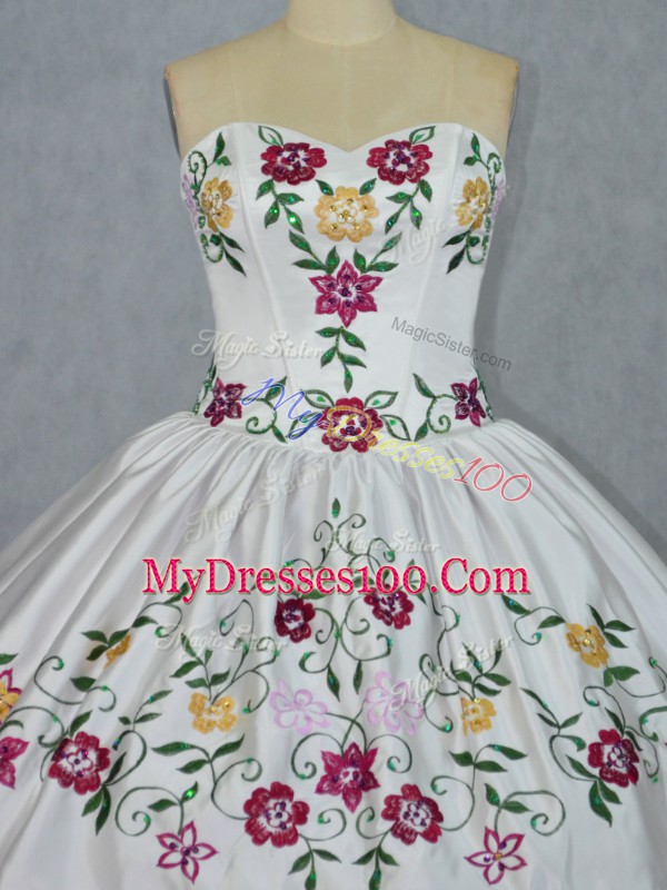 Dazzling White And Red Ball Gowns Sweetheart Sleeveless Organza Floor Length Lace Up Embroidery and Ruffles Quince Ball Gowns