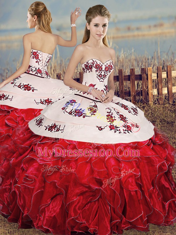 Graceful White And Red Ball Gowns Sweetheart Sleeveless Organza Floor Length Lace Up Embroidery and Ruffles Ball Gown Prom Dress
