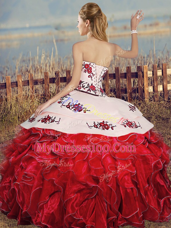 Graceful White And Red Ball Gowns Sweetheart Sleeveless Organza Floor Length Lace Up Embroidery and Ruffles Ball Gown Prom Dress