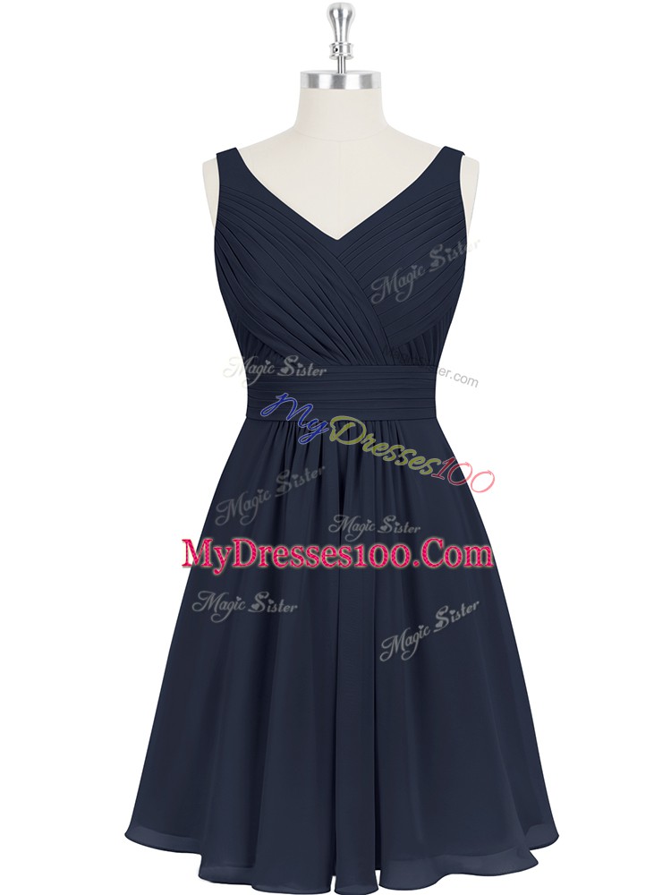 Fitting Black A-line V-neck Sleeveless Chiffon Knee Length Zipper Pleated Prom Dresses