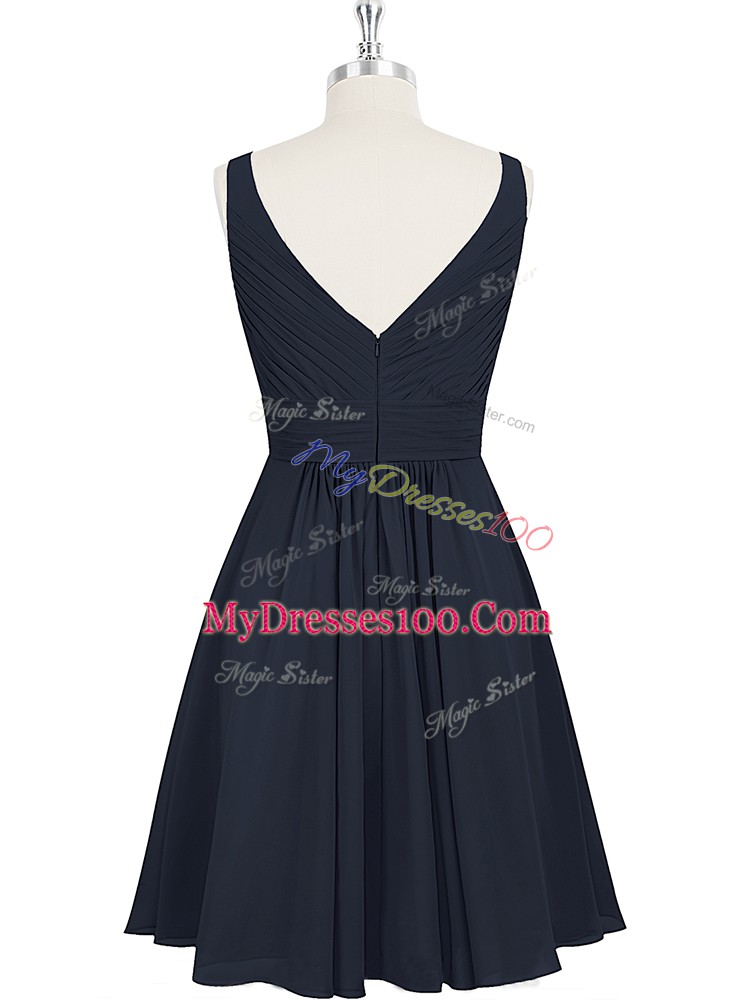 Fitting Black A-line V-neck Sleeveless Chiffon Knee Length Zipper Pleated Prom Dresses
