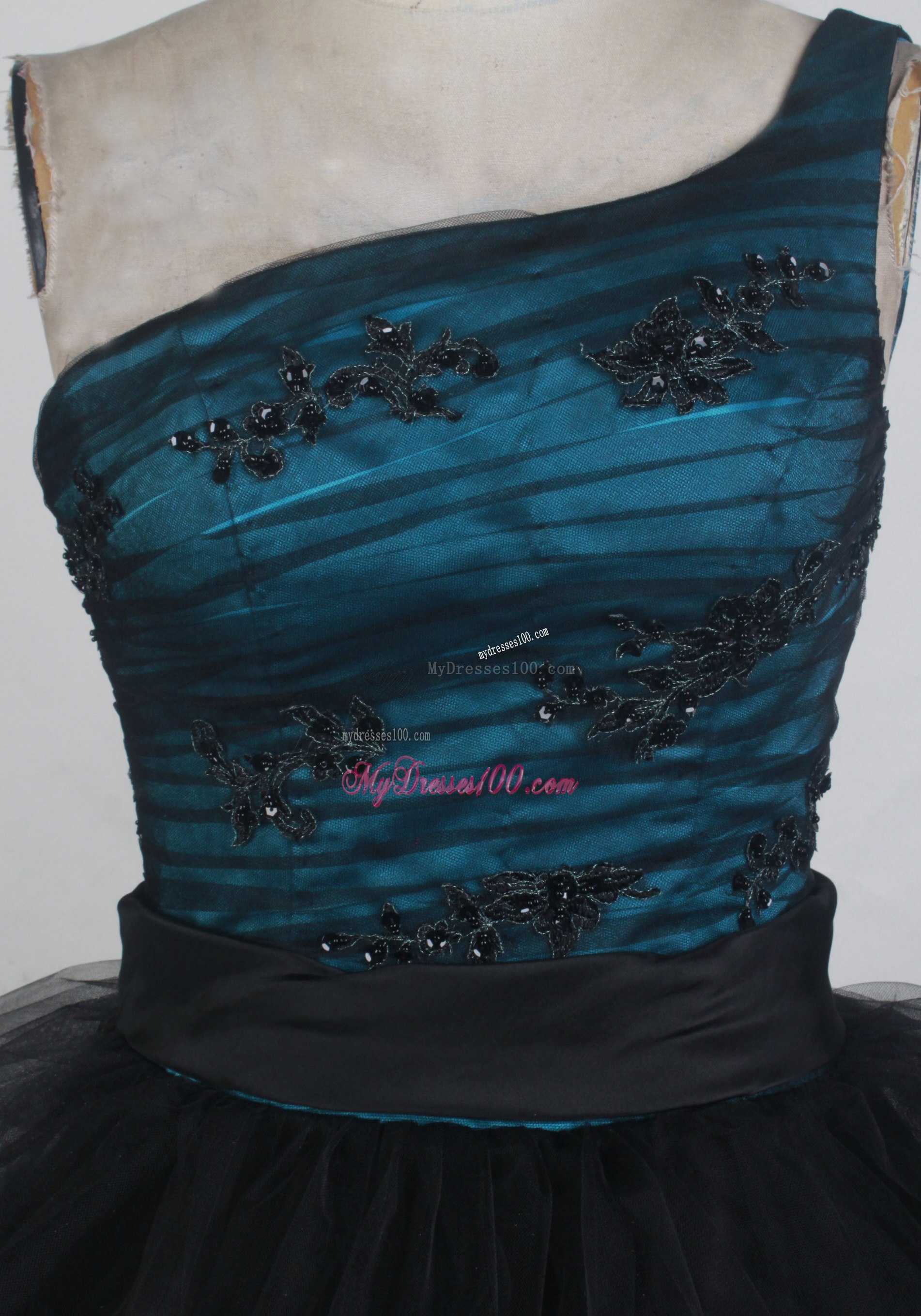 Single Shoulder Layered Black Tulle Dress for Quinceanera