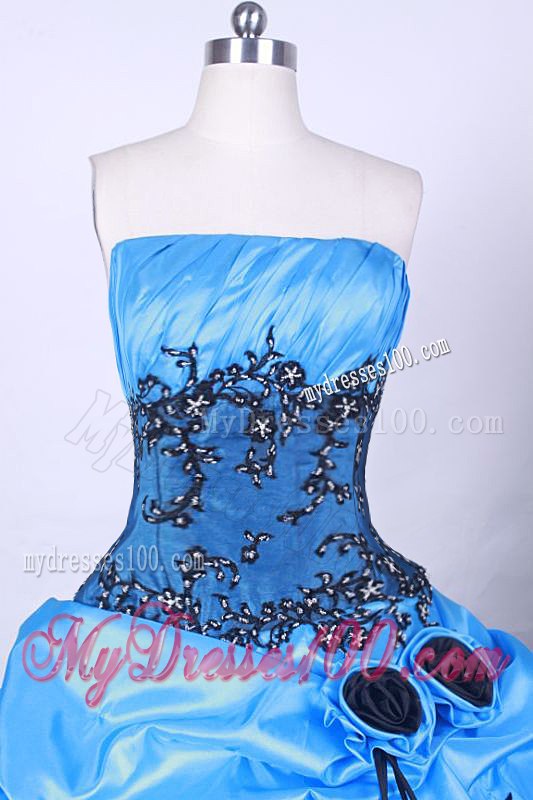 Handle Flowers Pick-ups Sweet 15 Dresses with Beaded Embroideries