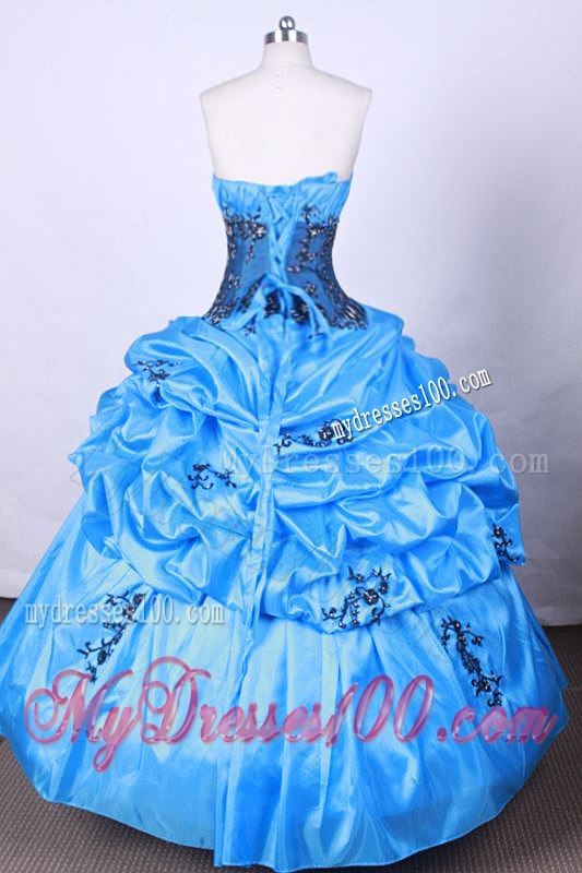 Handle Flowers Pick-ups Sweet 15 Dresses with Beaded Embroideries