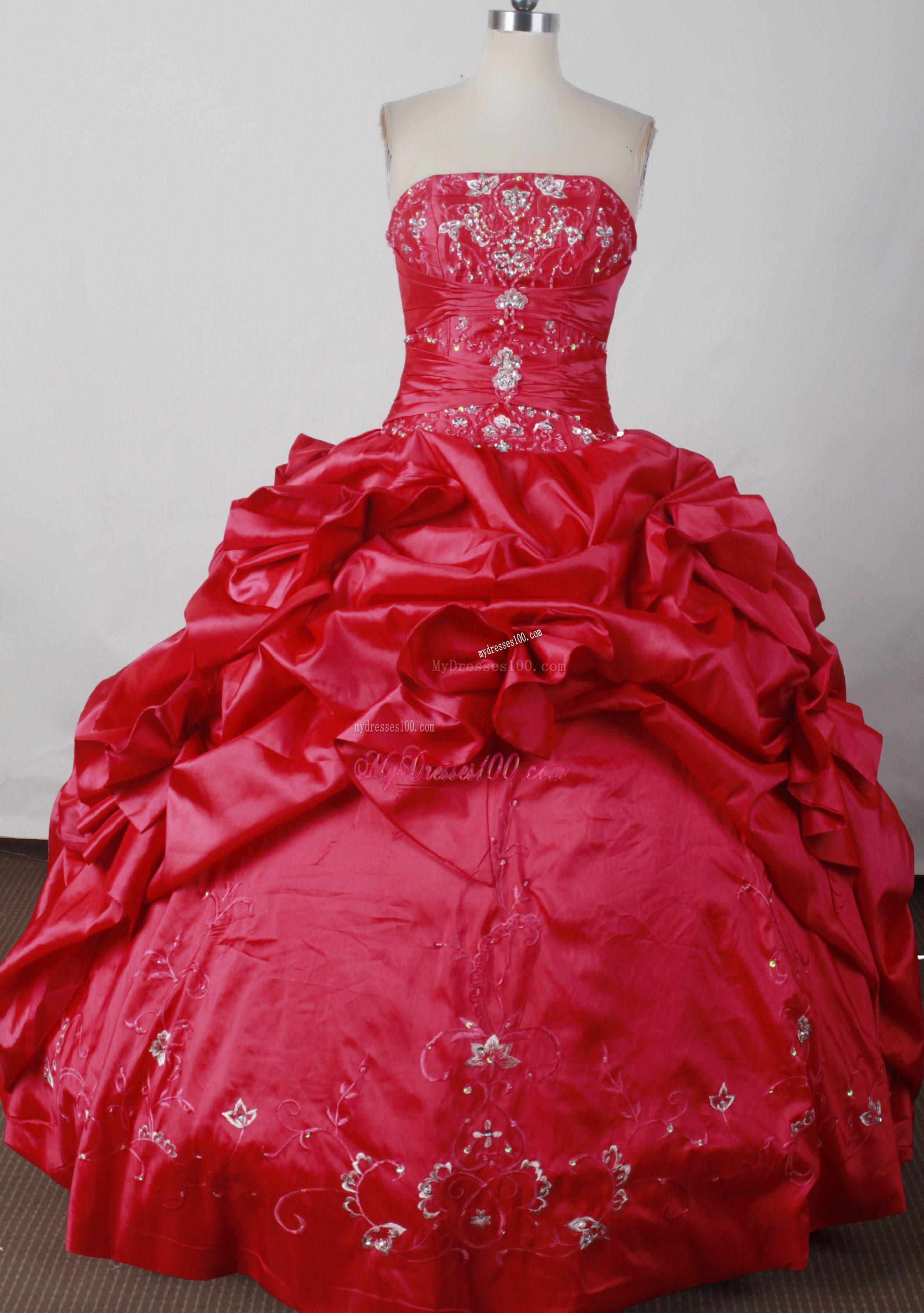 Puffy Pick-ups Puffy Quince Dresses with Beautiful Embroidery