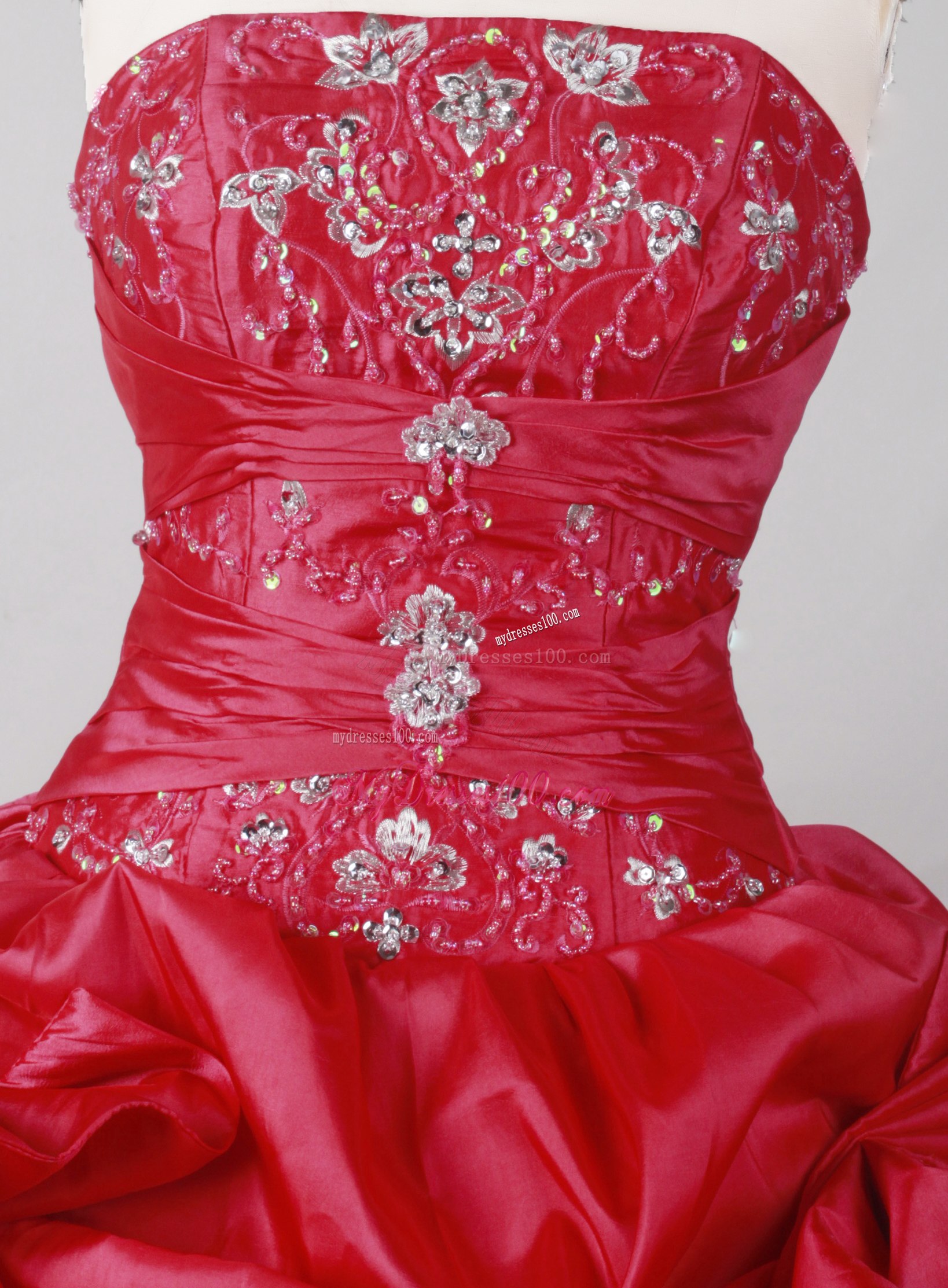 Puffy Pick-ups Puffy Quince Dresses with Beautiful Embroidery
