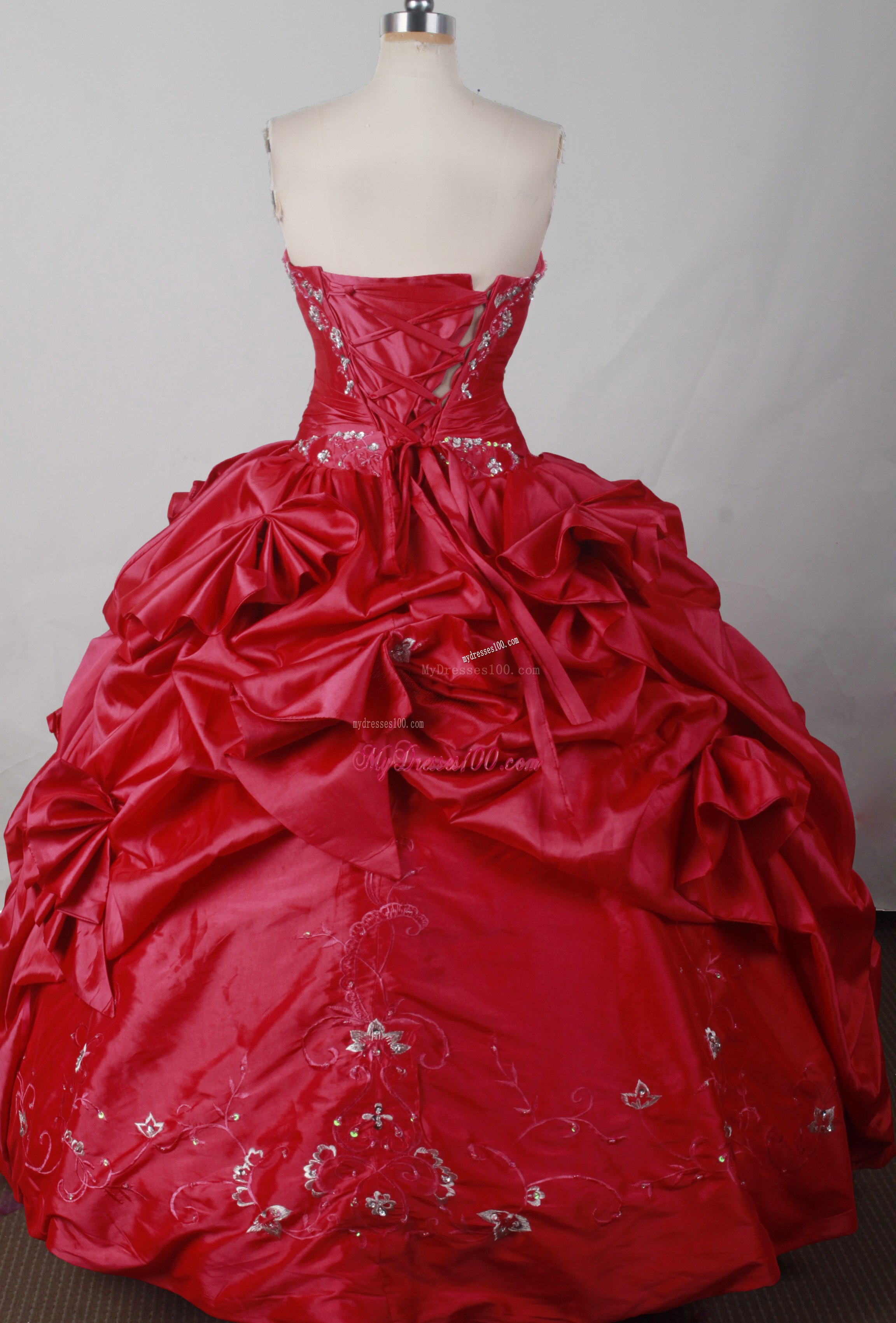 Puffy Pick-ups Puffy Quince Dresses with Beautiful Embroidery