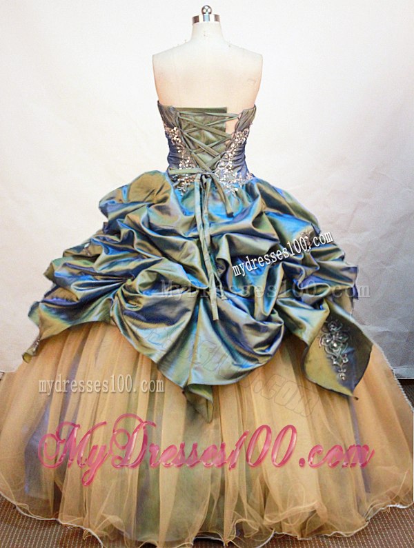 Luxurious Pick-ups Quinceanera Dresses Decorated with Embroidery