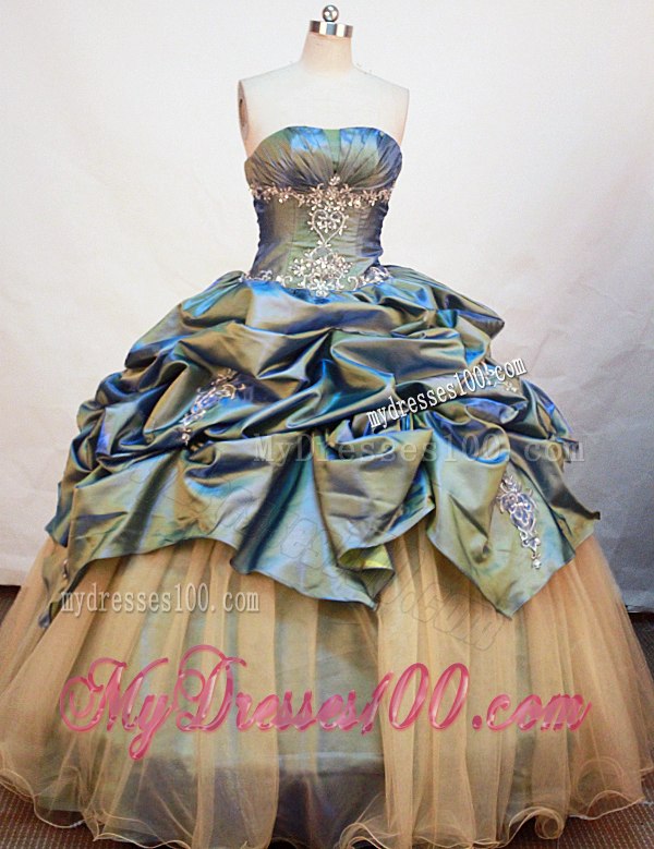 Luxurious Pick-ups Quinceanera Dresses Decorated with Embroidery