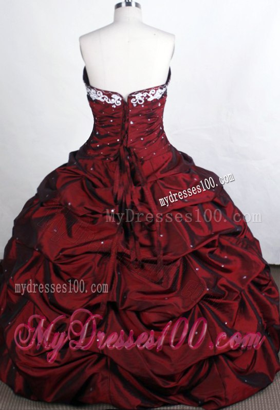 Burgundy Puffy Pick Ups Quince Dresses with White Embroidery