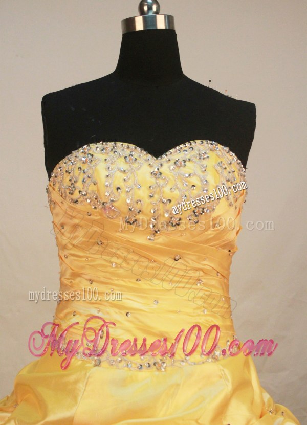Yellow Pick-ups Quince Dresses Decorated with Pretty Embroidery