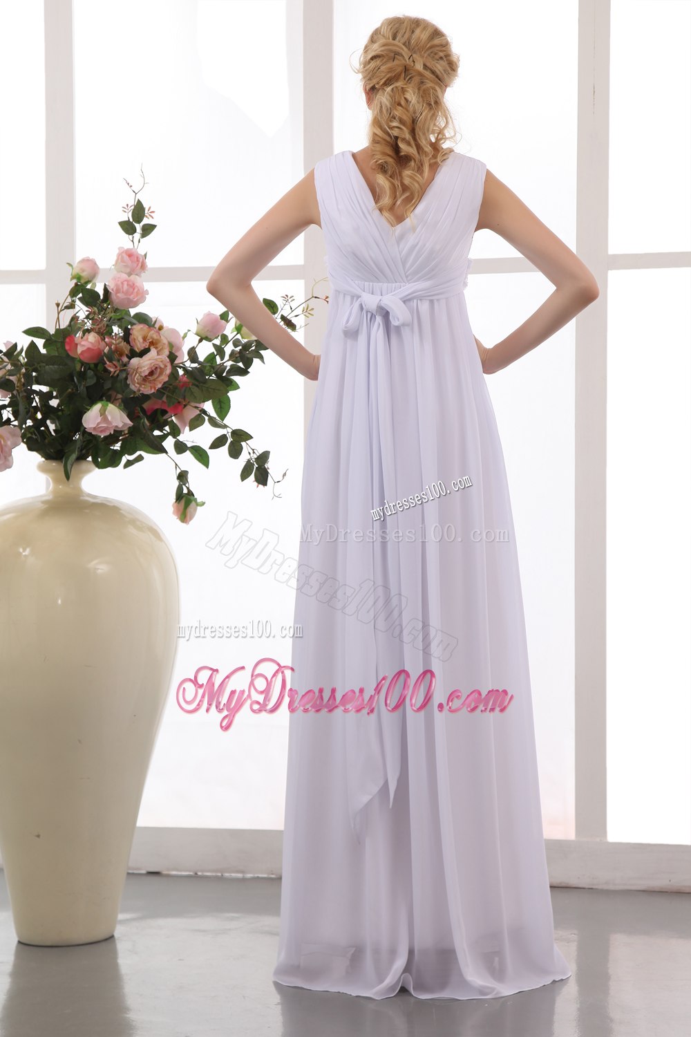 Beautiful V-neck Floor-length Hand Made Flowers Made Wedding Dress