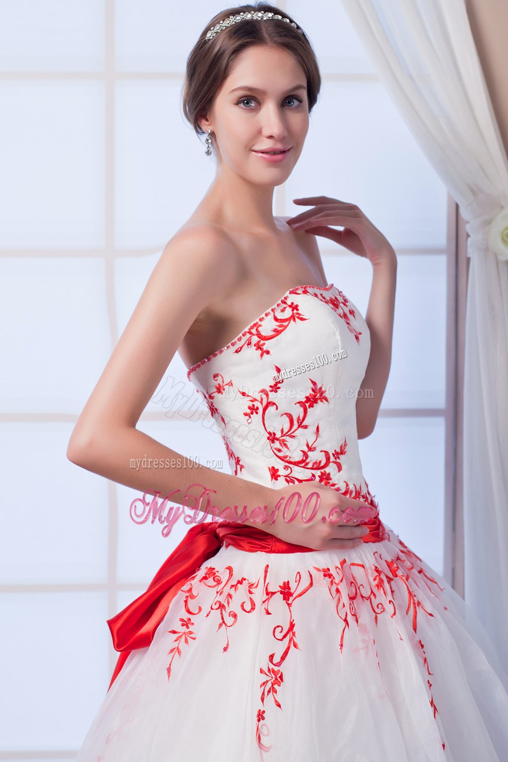 New Arrival Strapless Floor-length Appliques Wedding Dresses
