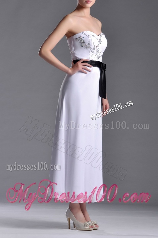 Popular Tea Length White Dama Dress with Appliques and Belt