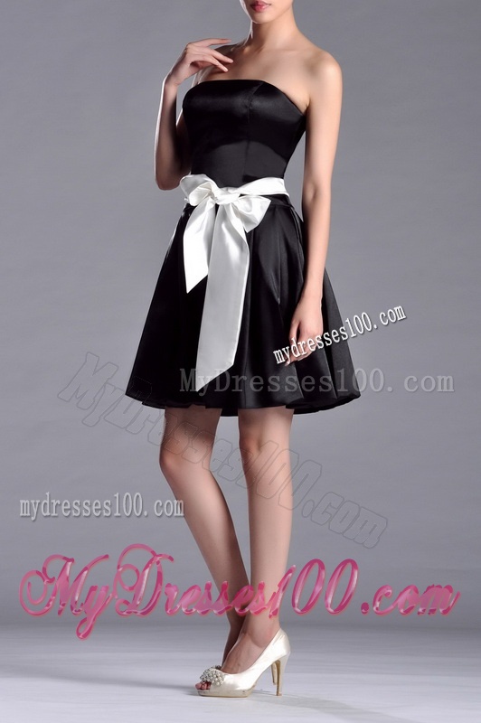 Romantic A Line Strapless White Be-ribboned Short Mother of The Bride Dress in Black