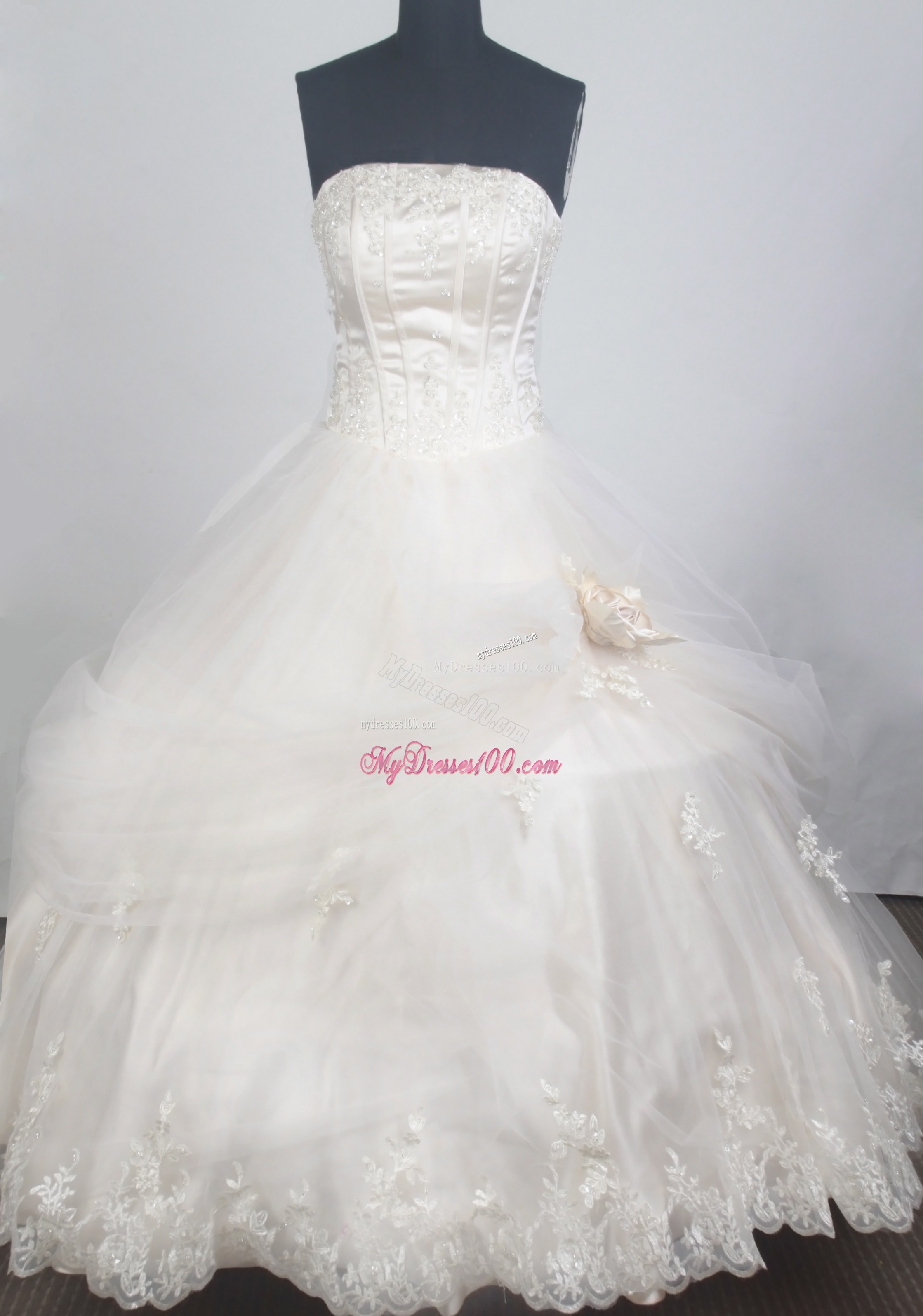 Romantic Ivory Tulle Quinceanera Dress with Appliqued Hemline