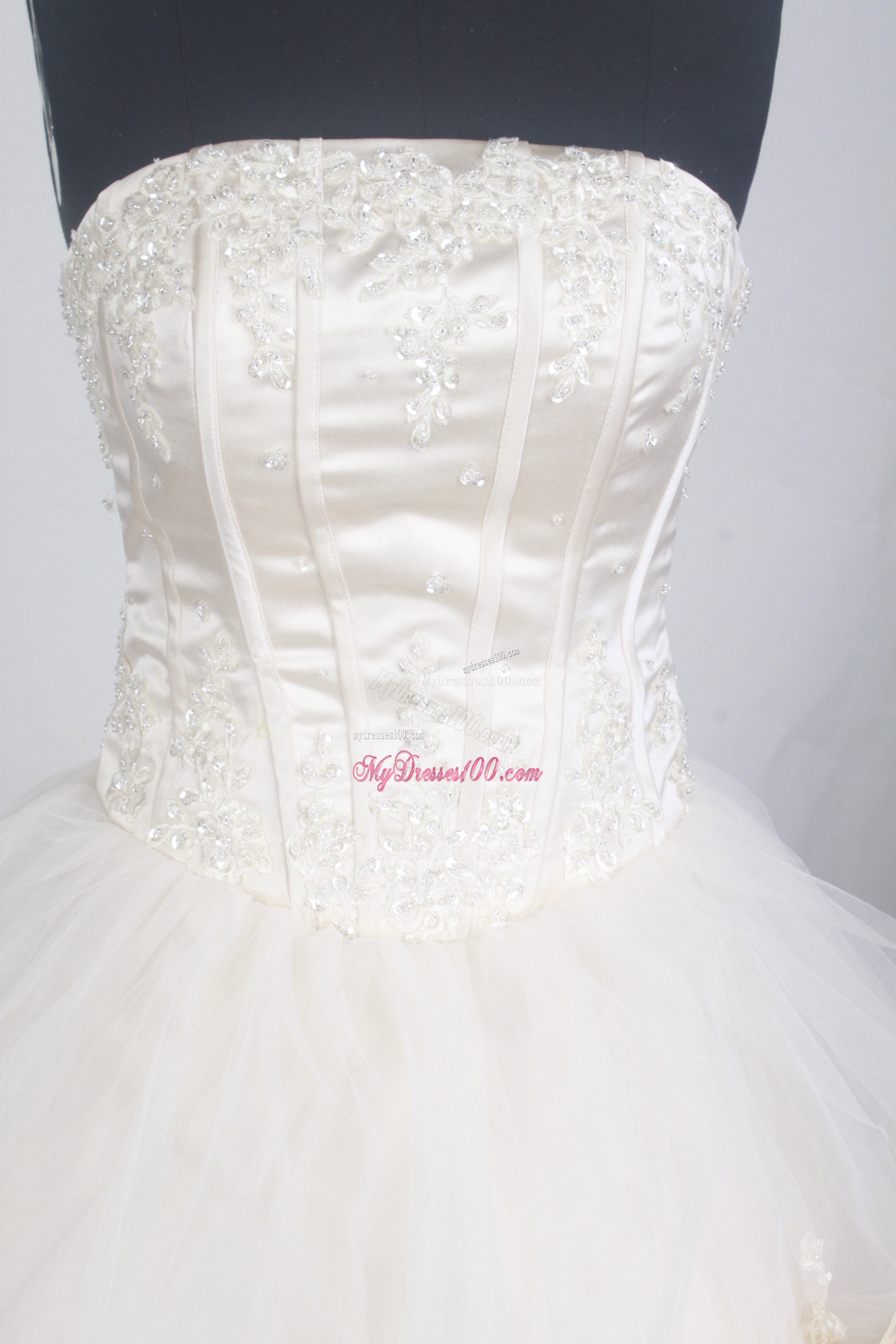 Romantic Ivory Tulle Quinceanera Dress with Appliqued Hemline