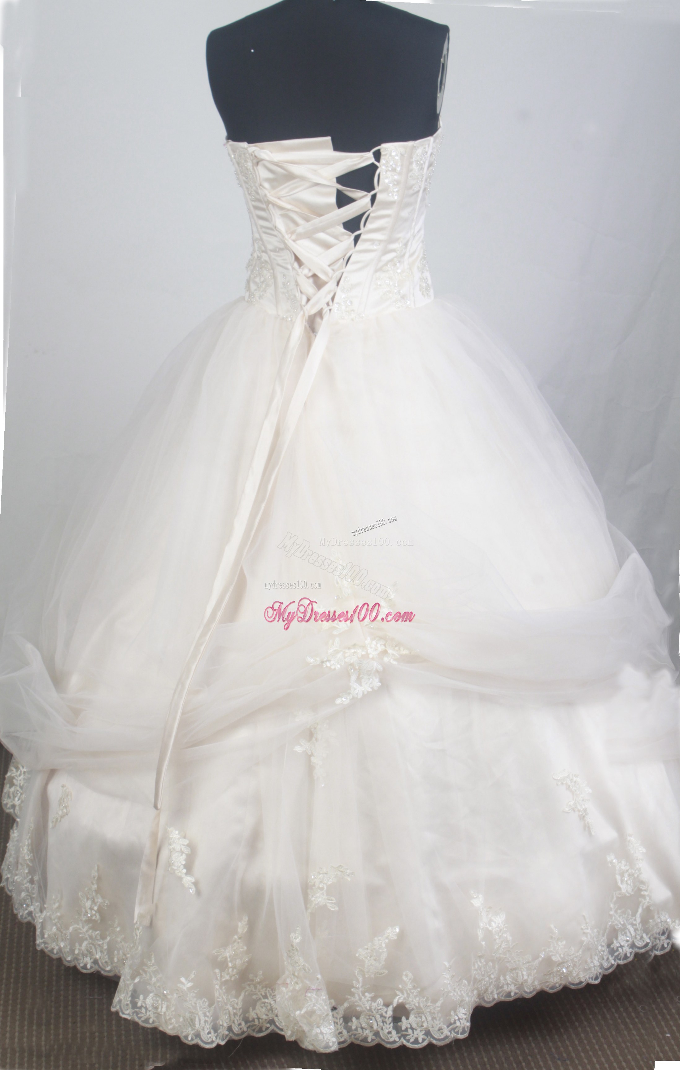 Romantic Ivory Tulle Quinceanera Dress with Appliqued Hemline