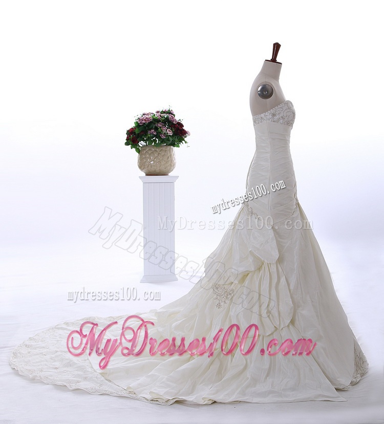 Custom Made Embroidery Wedding Dresses with Court Train