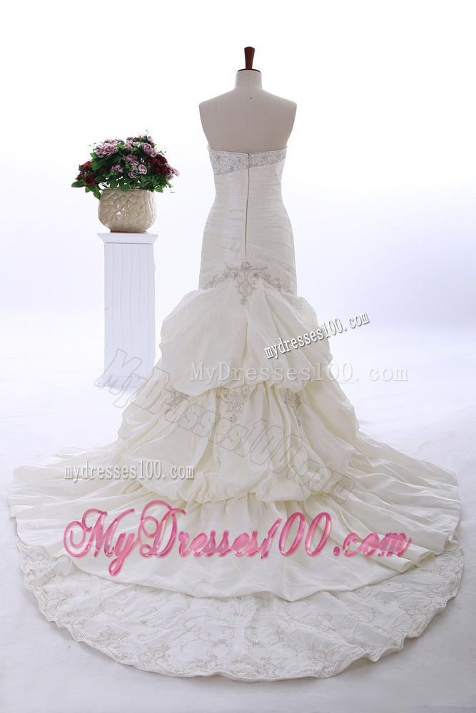 Custom Made Embroidery Wedding Dresses with Court Train