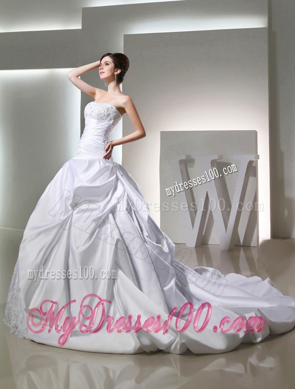 Luxurious Ball Gown Strapless Wedding Dress with Appliques and Ruching