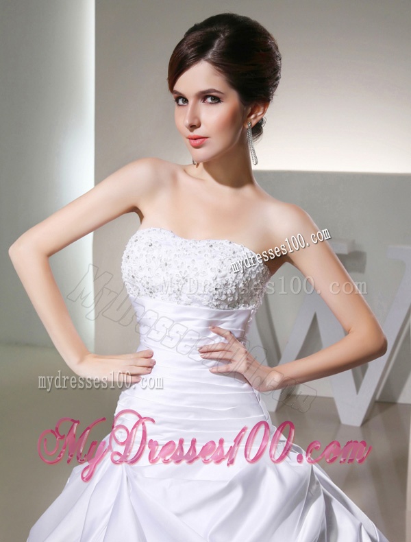 Luxurious Ball Gown Strapless Wedding Dress with Appliques and Ruching