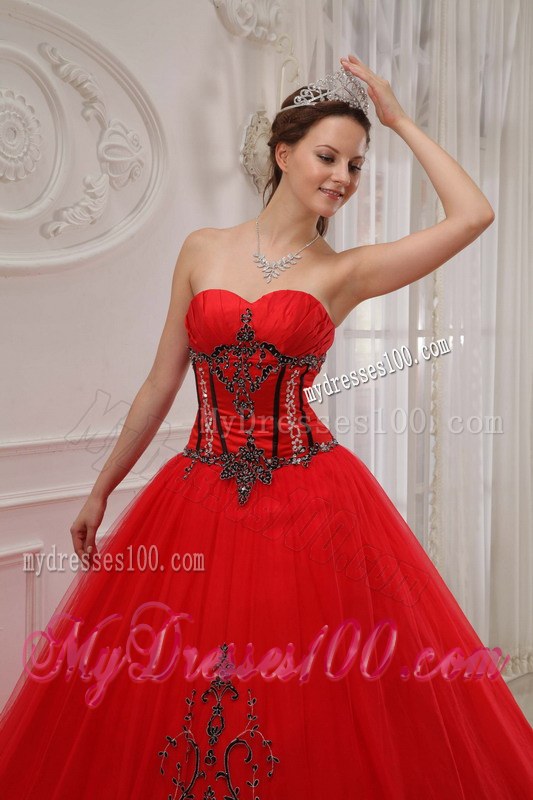 Sweetheart Red Tulle Quinceanera Dress with Beading and Appliques