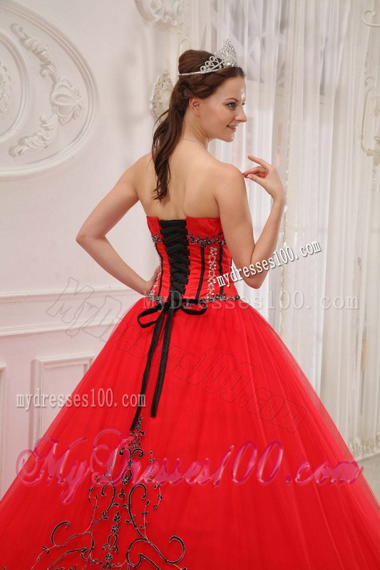 Sweetheart Red Tulle Quinceanera Dress with Beading and Appliques