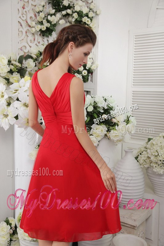 Red Empire V-neck Knee-length Ruche Dama Dresses For Quinceanera
