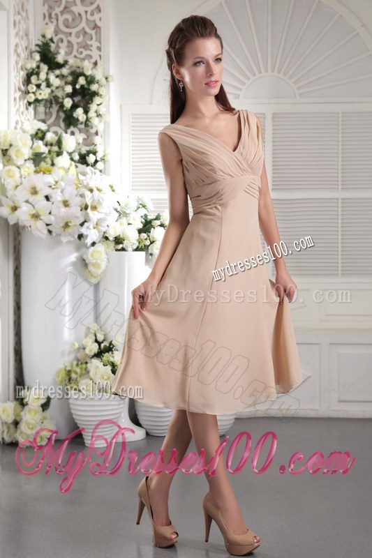 2013 Champagne Empire V-neck Pleat Dama Dresses For Quinceanera