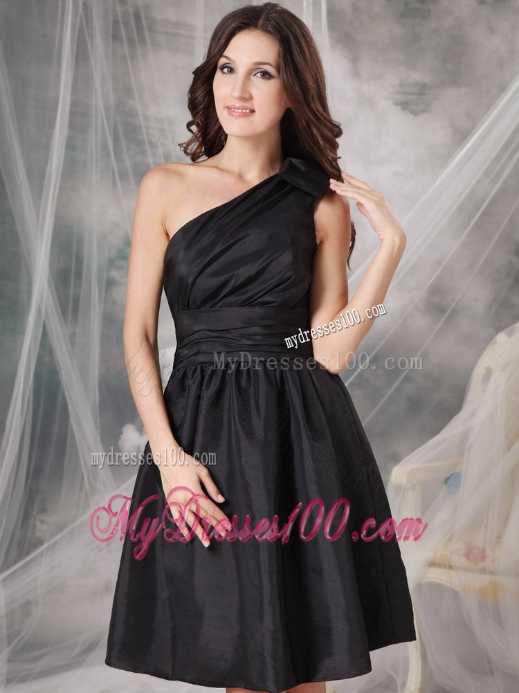 Elegant One Shoulder Black Ruched Bridesmaid Dress in Mini-length