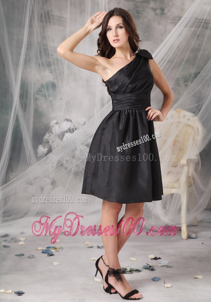 Elegant One Shoulder Black Ruched Bridesmaid Dress in Mini-length