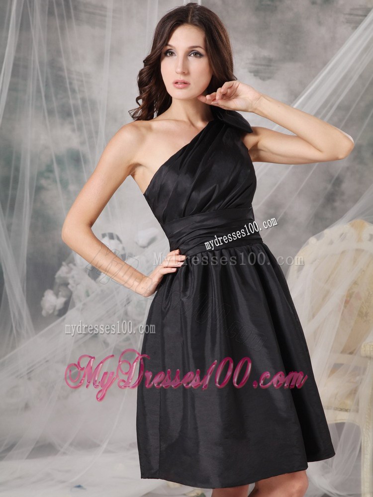 Elegant One Shoulder Black Ruched Bridesmaid Dress in Mini-length
