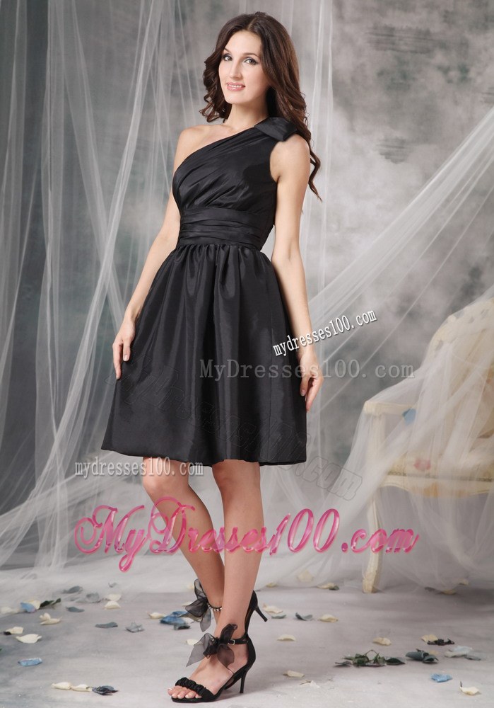 Elegant One Shoulder Black Ruched Bridesmaid Dress in Mini-length