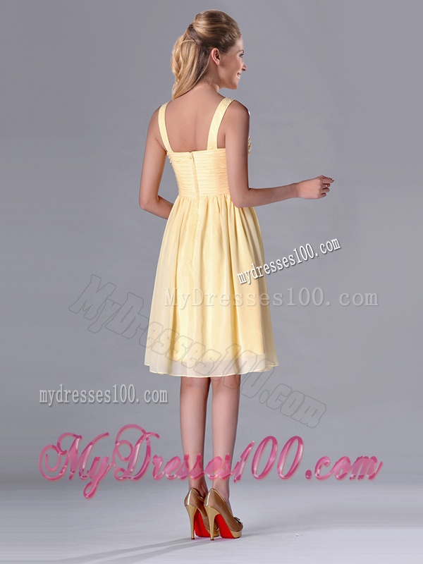 Empire Light Yellow V Neck Knee Length Short Dama Dress with Ruching