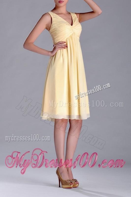 Empire Light Yellow V Neck Knee Length Short Dama Dress with Ruching