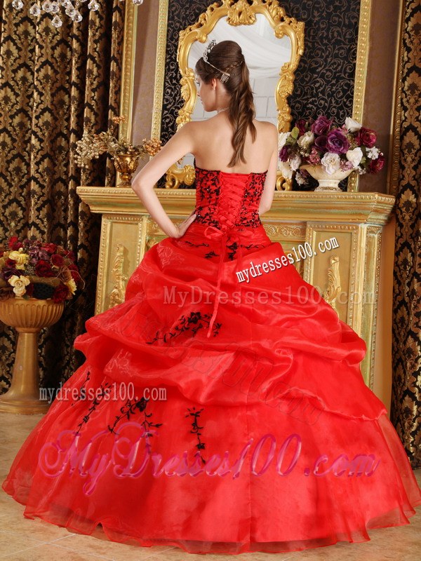 Black Applique Ruffles Decored Quinceneara Dresses in Red