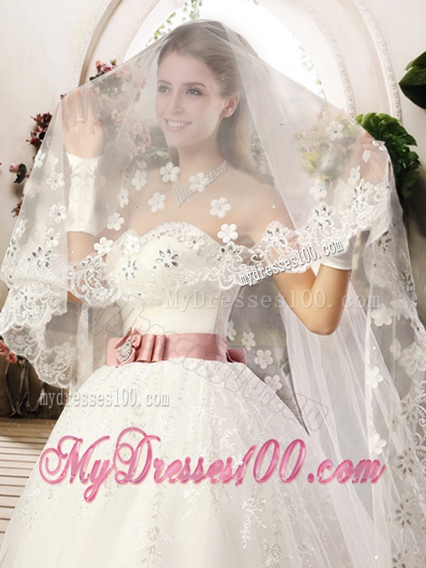 Lovely Sweetheart Lace Appliques and Bowknot Wedding Dresses with Chapel Train