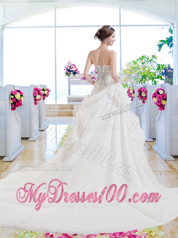 Pretty Sweetheart Appliques Wedding Gown with Chapel Train