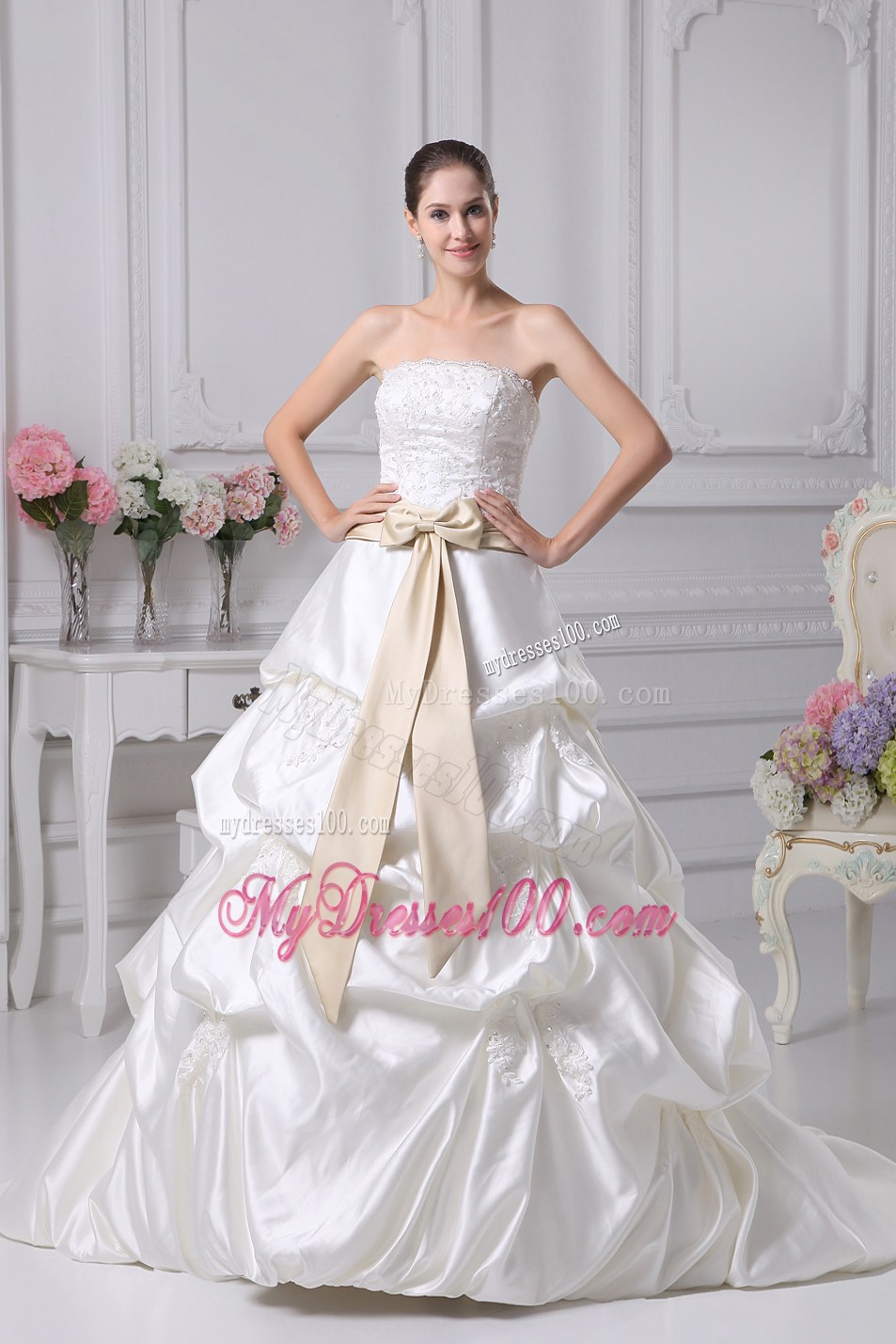 Appliques A-Line Court Train Strapless Ivory Wedding Dress