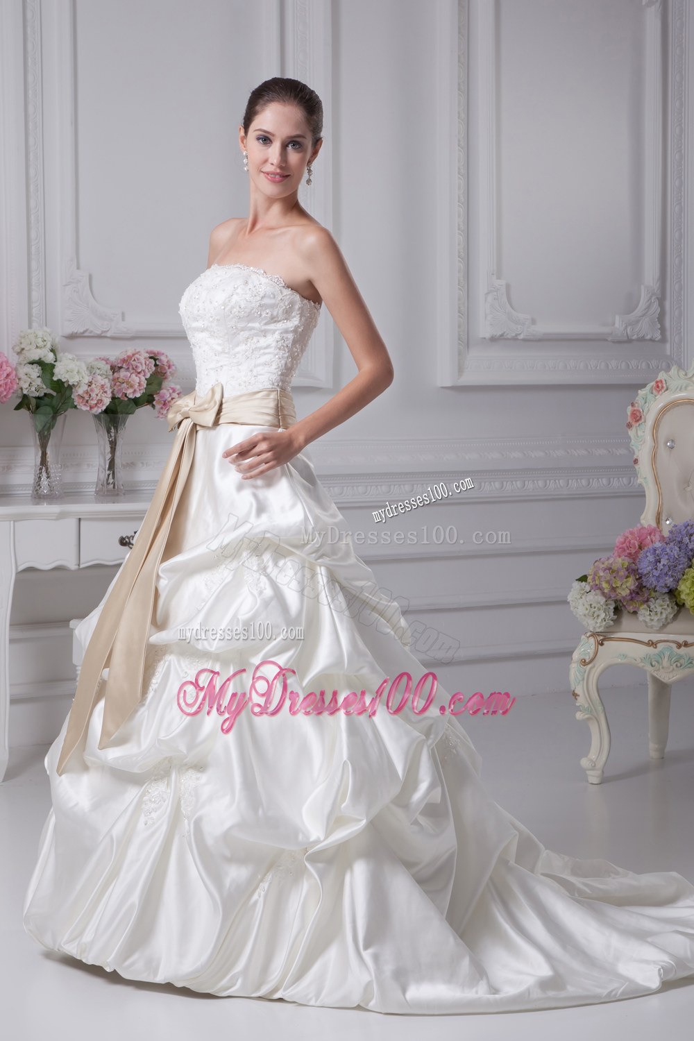 Appliques A-Line Court Train Strapless Ivory Wedding Dress