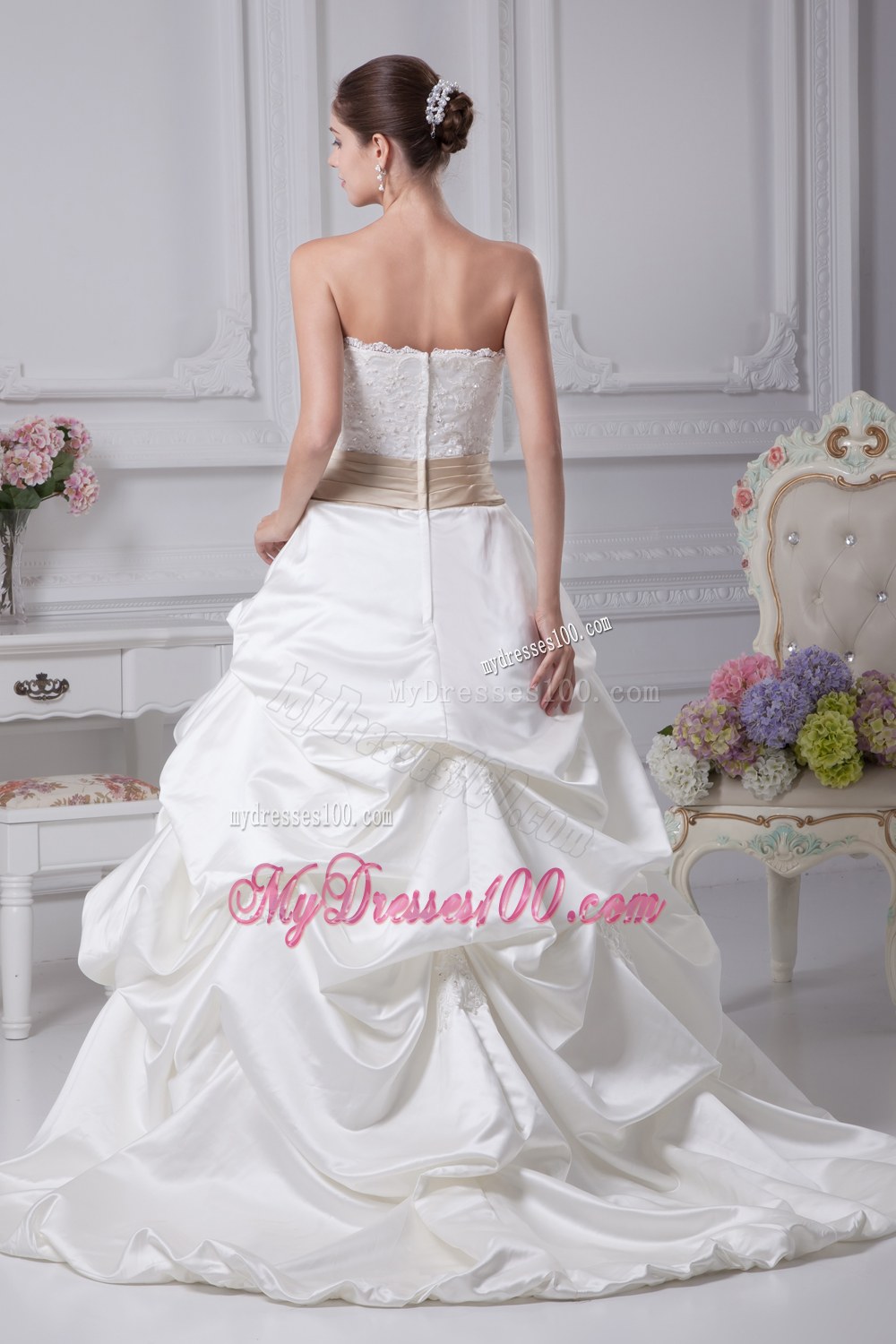 Appliques A-Line Court Train Strapless Ivory Wedding Dress