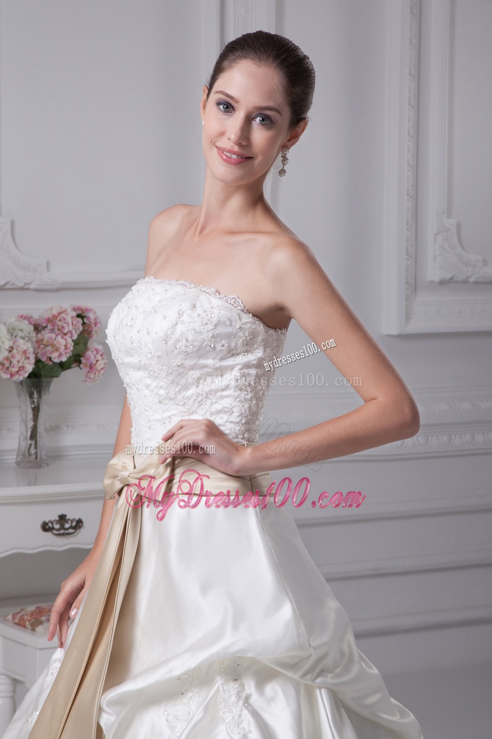 Appliques A-Line Court Train Strapless Ivory Wedding Dress