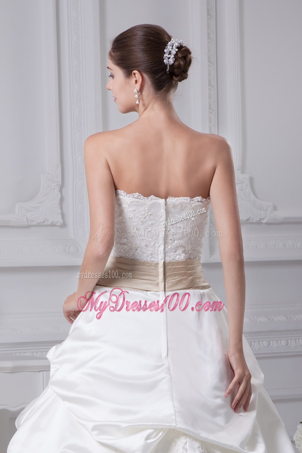 Appliques A-Line Court Train Strapless Ivory Wedding Dress