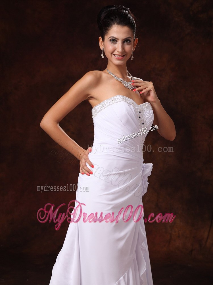 Pretty Beaded Brush Train Sweetheart Wedding Dresses with Flowers